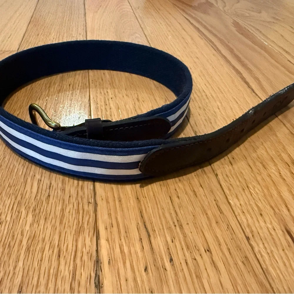 vineyard Vines striped blue and white leather belt size 26